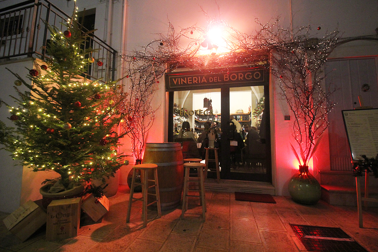 Vineria Enoteca del Borgo Cisternino aperitivi e degustazione vini in Valle d'Itria