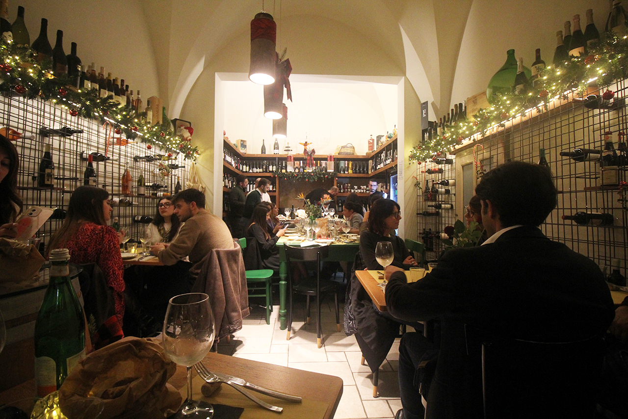 Vineria Enoteca del Borgo Cisternino aperitivi e degustazione vini in Valle d'Itria